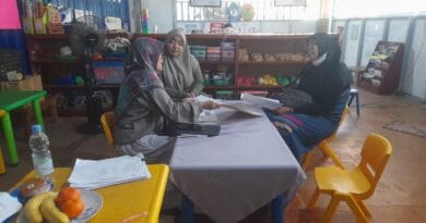 Psikolog dengan Didampingi Guru Ketika Memberikan Penjelasan Kepada Wali Murid