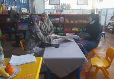Psikolog dengan Didampingi Guru Ketika Memberikan Penjelasan Kepada Wali Murid