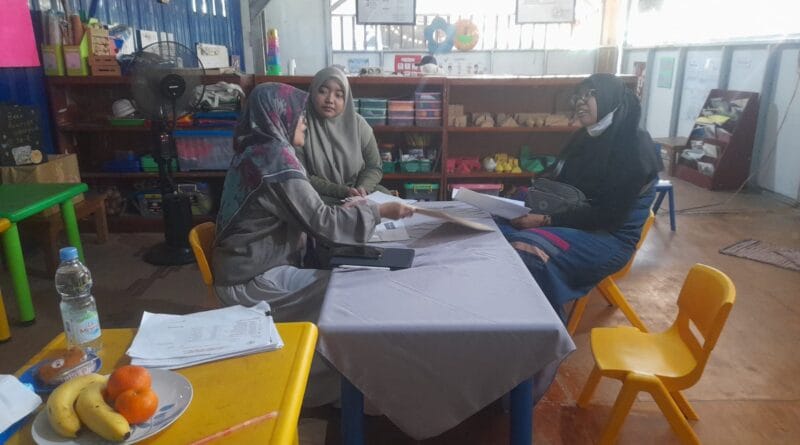 Psikolog dengan Didampingi Guru Ketika Memberikan Penjelasan Kepada Wali Murid