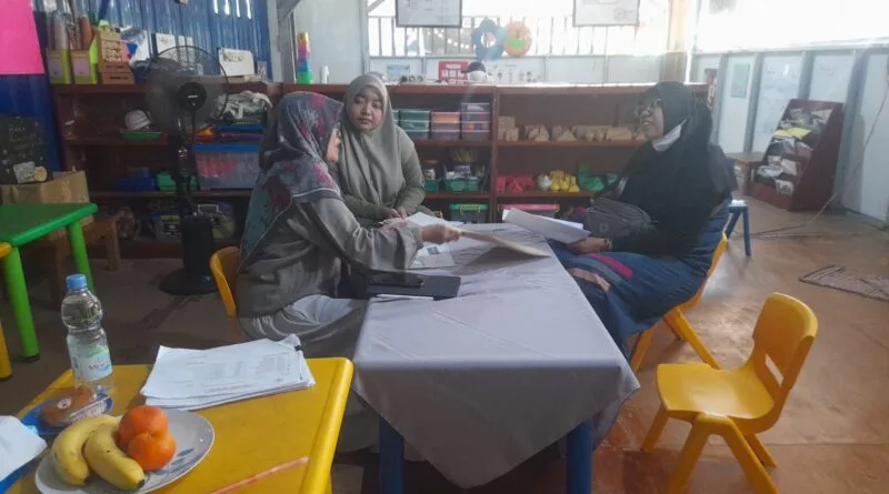 Psikolog dengan Didampingi Guru Ketika Memberikan Penjelasan Kepada Wali Murid